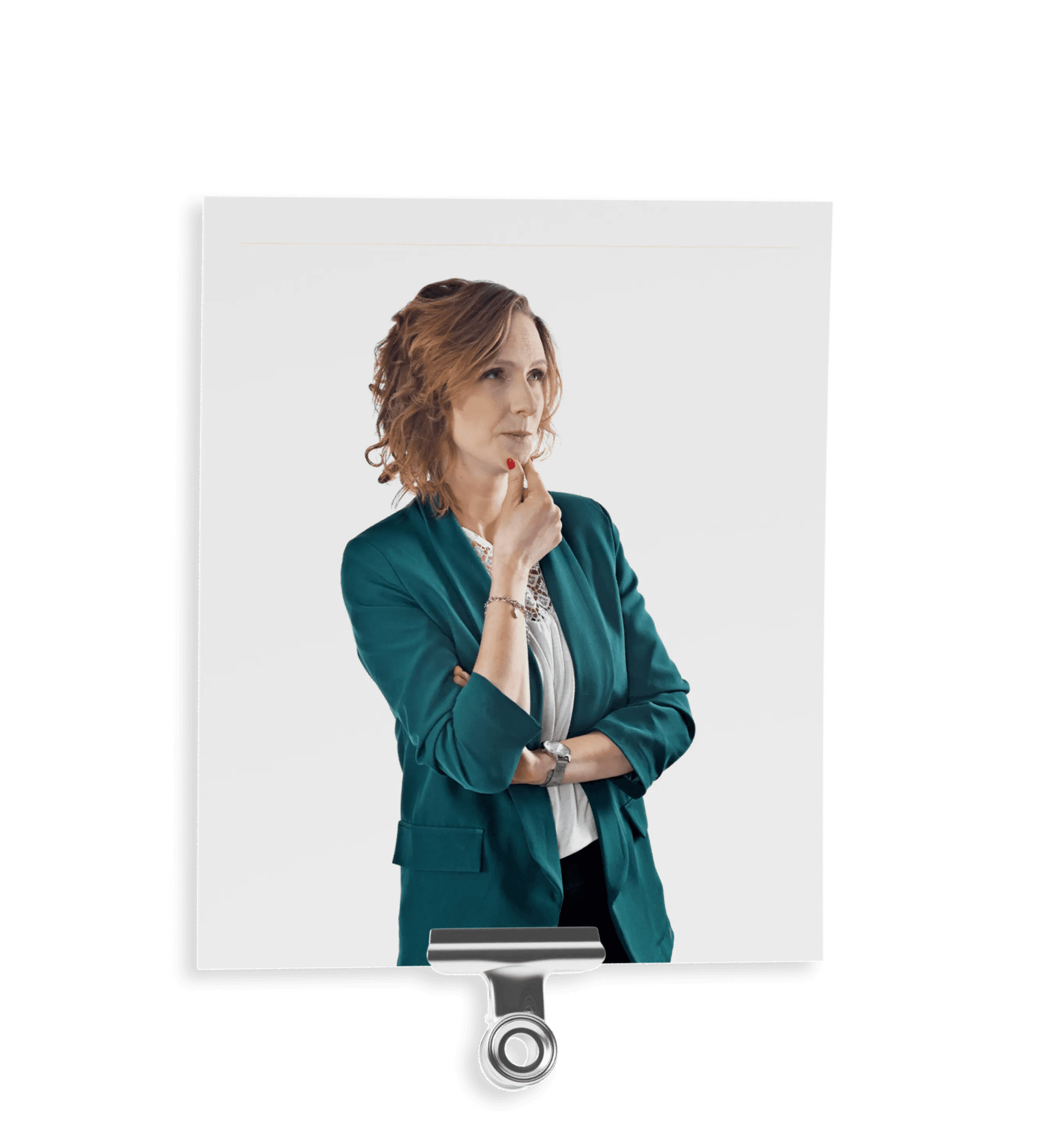Zamyślona właścicielka marki Słowa Klucze w zielonej marynarce i eleganckiej bluzce.